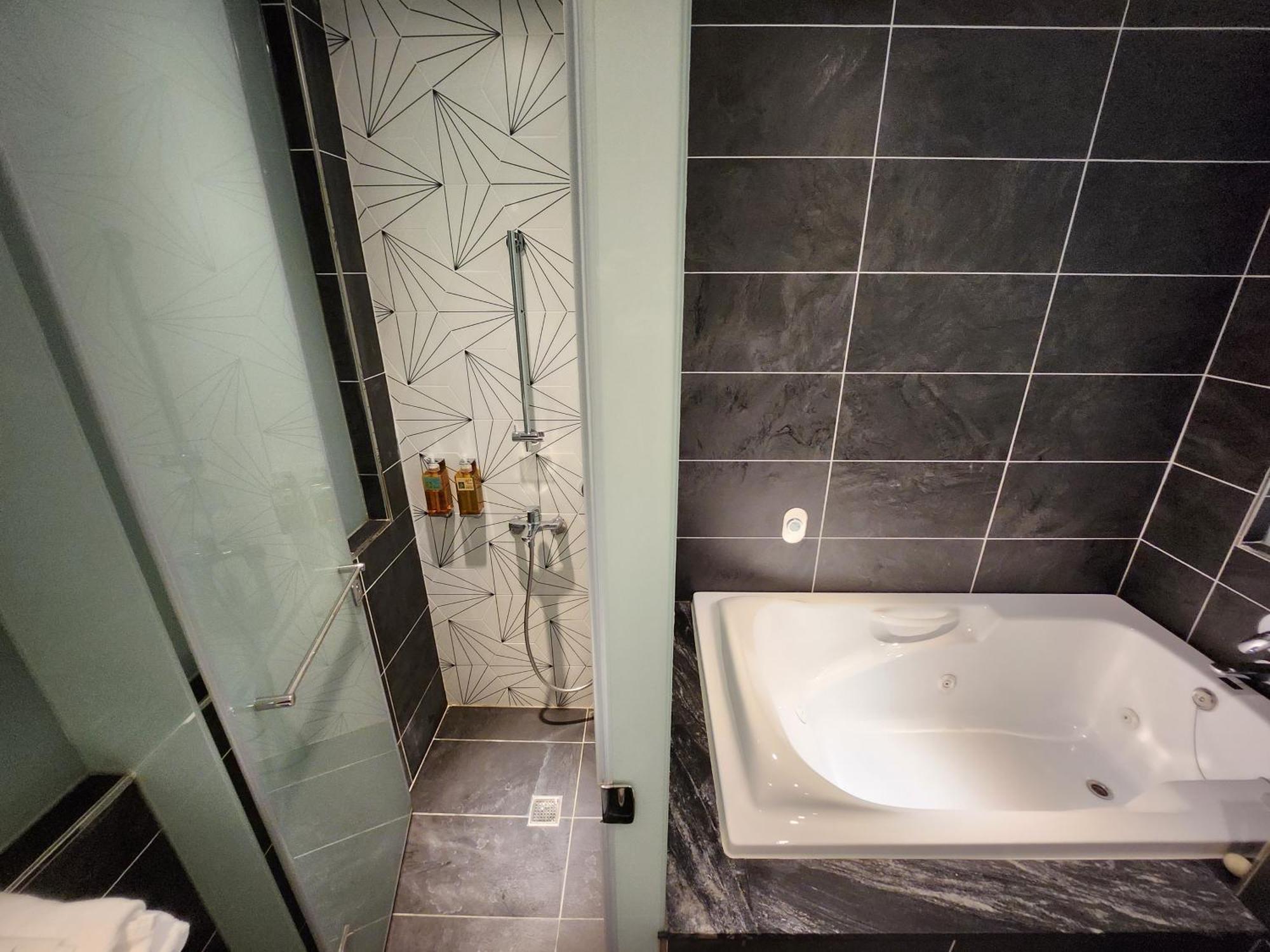 Bentley Hotel Trung Lịch Ngoại thất bức ảnh